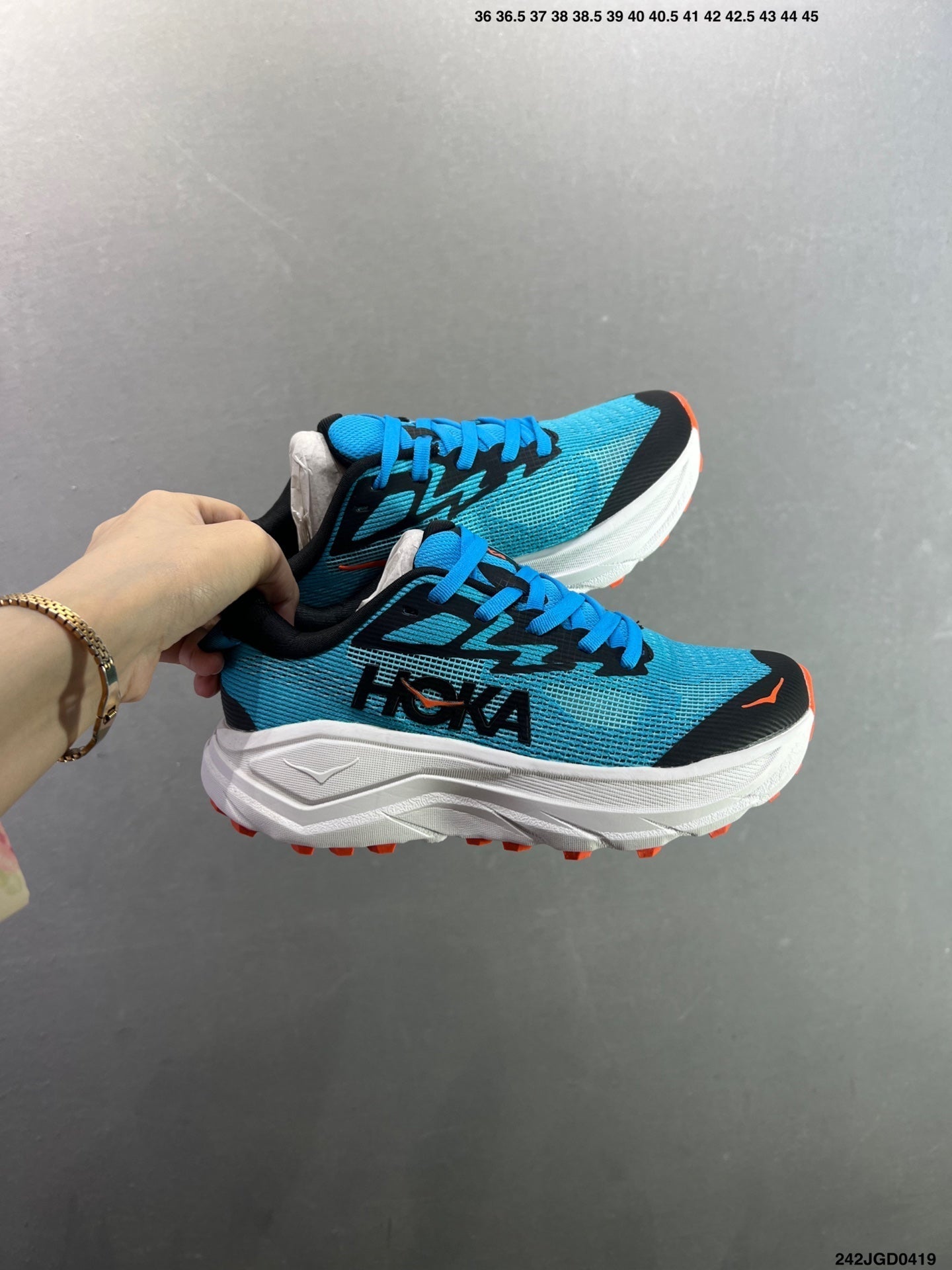 HOKA CHALLENGER 8
