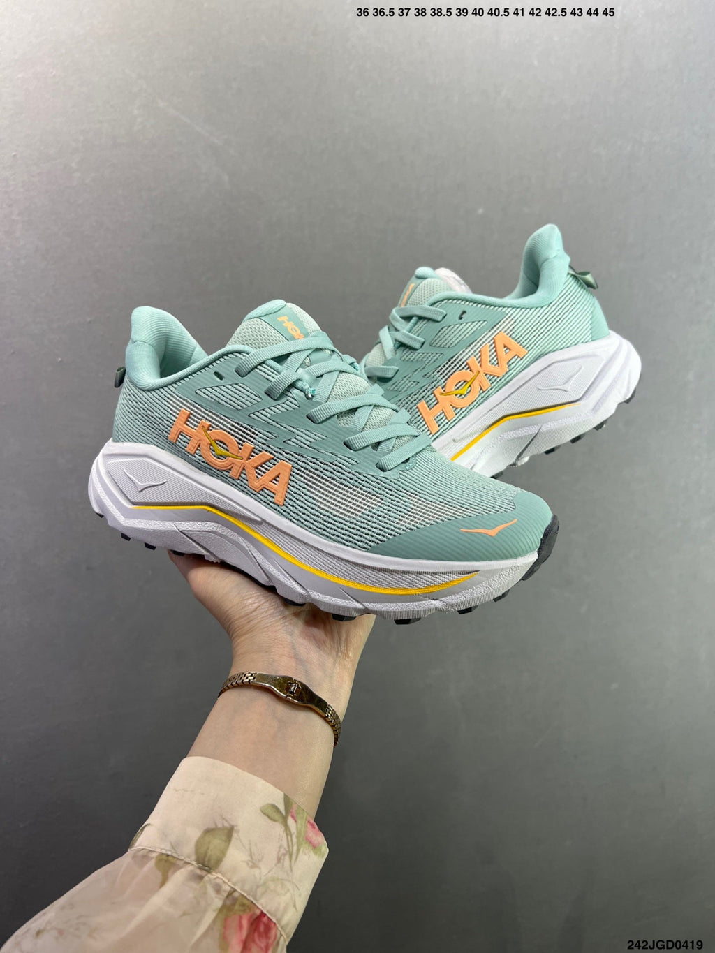 HOKA CHALLENGER 8