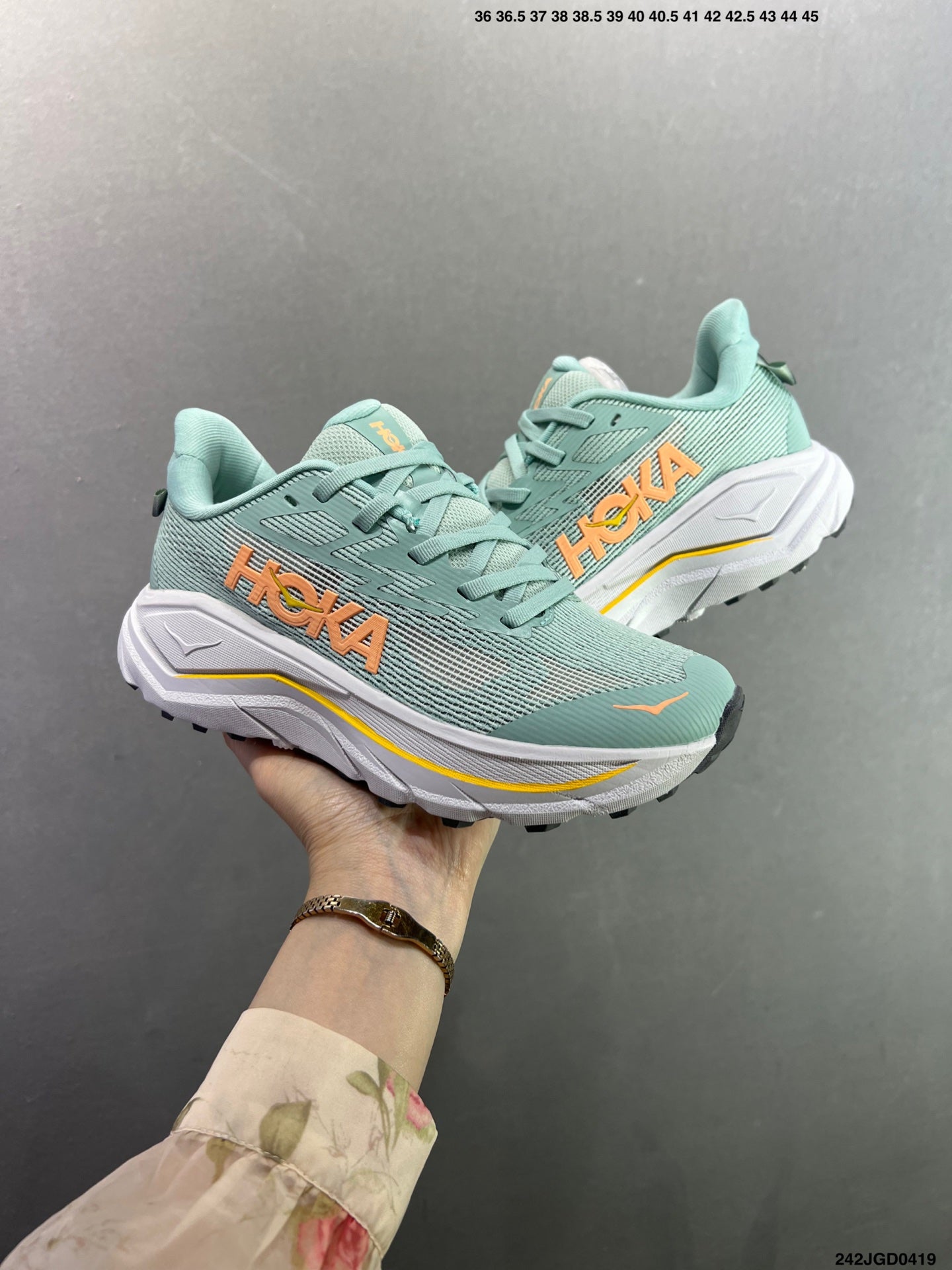 HOKA CHALLENGER 8
